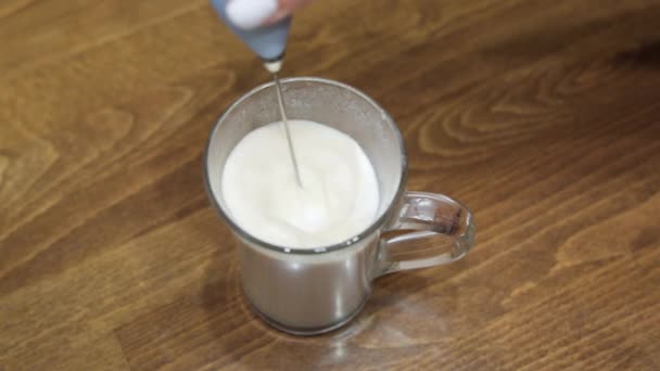 用小型家用搅拌机制造奶昔 — 图库视频影像