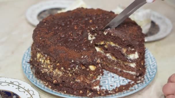 Резка Сладкого Шоколадного Торта Кухонным Ножом — стоковое видео