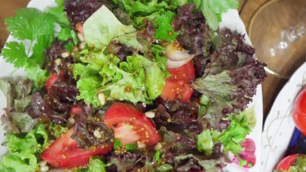 식탁에 신선한 허브와 야채의 비타민 샐러드 클로즈업 — 비디오