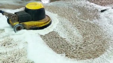 Özel ekipman kullanarak profesyonel halı yıkama..