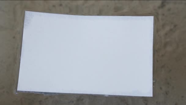Foglio Bianco Bianco Carta Fotografica Galleggia Sulla Superficie Dell Acqua — Video Stock