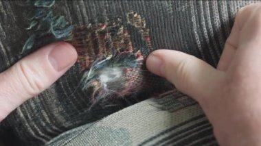 Döşemedeki hasarı kontrol et. Deliğin denetimini kapat.