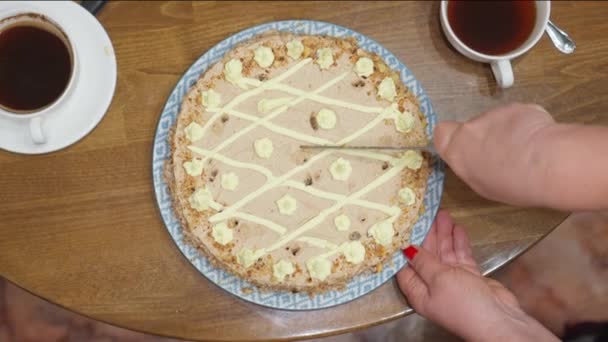 Frauenhand Schneidet Stück Süß Dekorierten Kuchens Auf Esstisch — Stockvideo