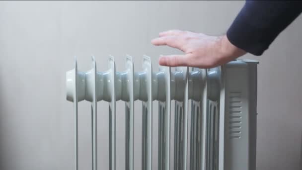 Man Hand Controleert Temperatuur Van Verwarming Radiator Wikkelt Het Dan — Stockvideo