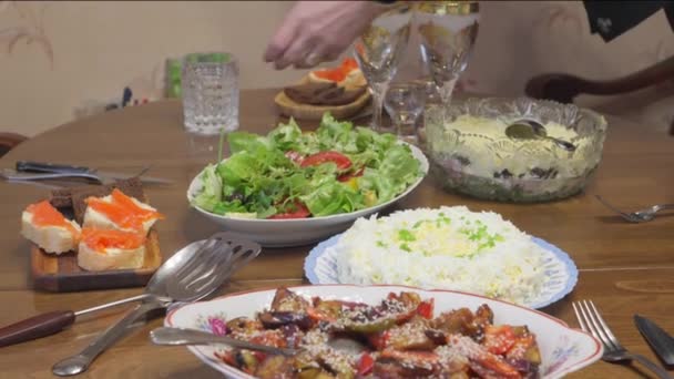 妇女在家庭晚餐前就餐 — 图库视频影像