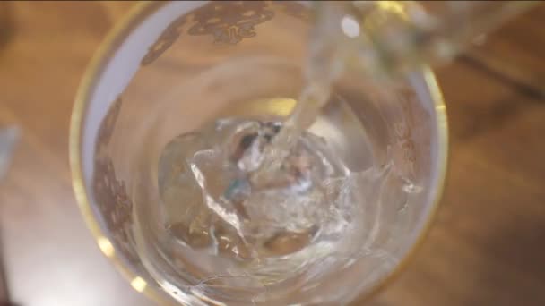 Lehké Šampaňské Nalito Skleněného Poháru Detailní Pohled Shora — Stock video