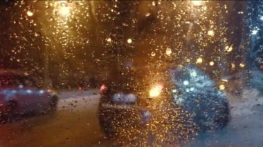 Şiddetli hava koşullarında arabanın ön camından yol manzarası ve yağış.