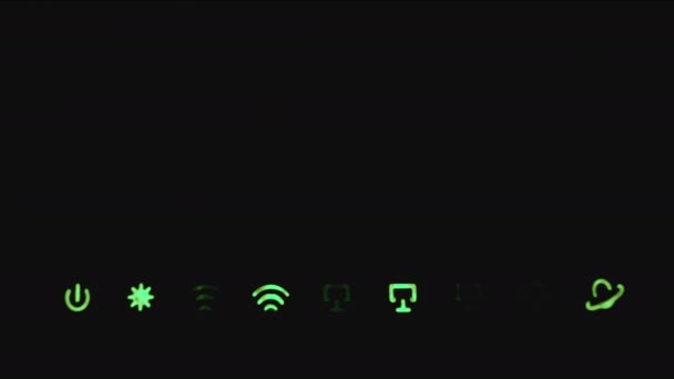 挿入のための空のスペースが付いている暗い背景の緑の点滅のルーター ライト — ストック動画
