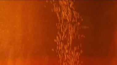 Altın renkli sıvıdaki hava parçacıklarının soyut arkaplanı.