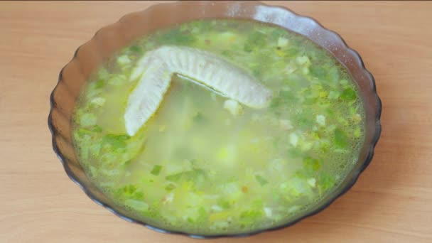 Prato Sopa Legumes Quente Verde Com Asa Frango Mesa Jantar — Vídeo de Stock