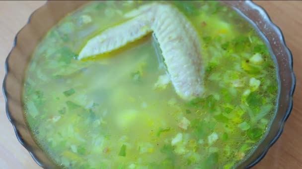 Зеленый Суп Приготовленный Куриным Бульоном Тарелке Столе — стоковое видео