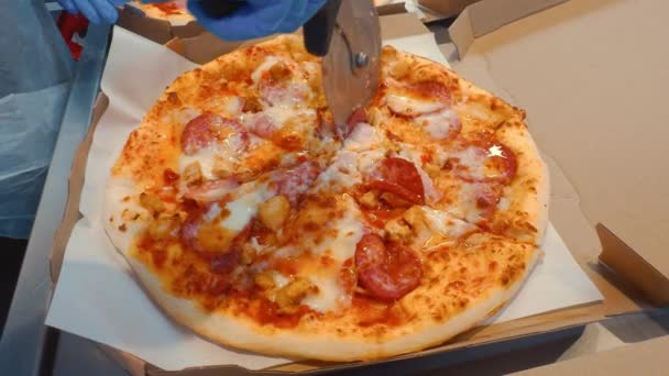 Koch Pizzeria Schneidet Frisch Gekochte Pizza Stücke — Stockvideo