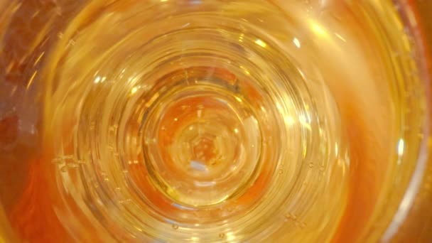 Latar Belakang Warna Emas Abstrak Sampanye Dengan Gelembung Dalam Gelas — Stok Video