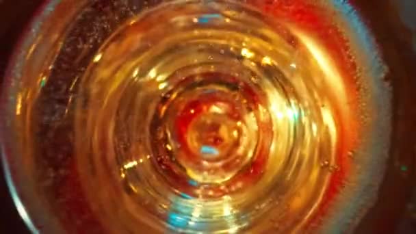 Kijkend Glas Champagne Verdwijnt Schuim Het Oppervlak Bodem Onthullen — Stockvideo