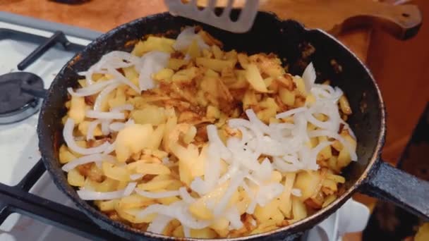 Gotowanie Smażonych Ziemniaków Cebulą Starej Patelni Proste Jedzenie Ubogich Częściach — Wideo stockowe