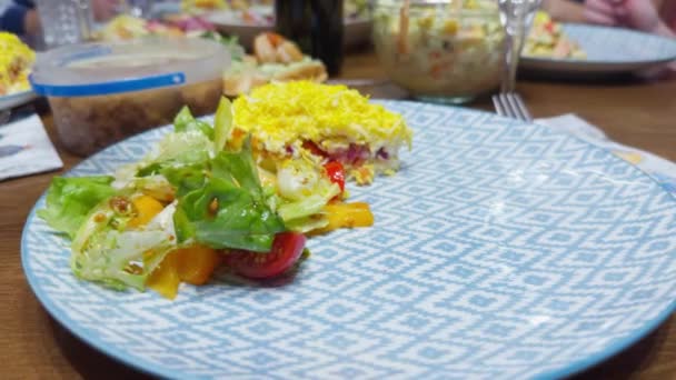 Ensalada Verduras Plato Que Encuentra Mesa Comedor — Vídeos de Stock