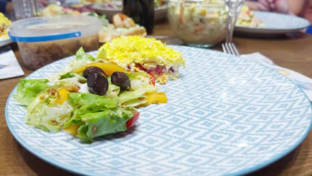 Den Grünen Salat Auf Einen Teller Auf Den Esstisch Legen — Stockvideo