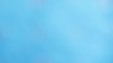 Hafif parıltılı ve eğimli soyut canlandırılmış mavi arkaplan.