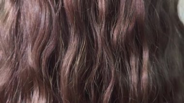 Uzun kıvırcık kadın saçının dokusu..