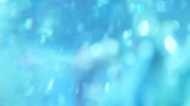 Uçan parçacıklarla soyut mavi arkaplan.