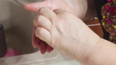 Ev yapımı hamur işleri hazırlarken kadınların elleri hamuru yuvarlar.