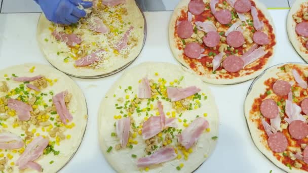 Chef Upptagen Med Att Förbereda Pizza Pizzeria — Stockvideo