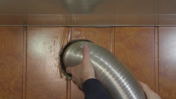 部屋の天井の下の換気システムの取付け — ストック動画