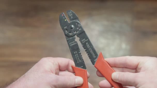 Bekerja Alat Untuk Bekerja Dengan Kabel Wire Stripper Tangan Master — Stok Video