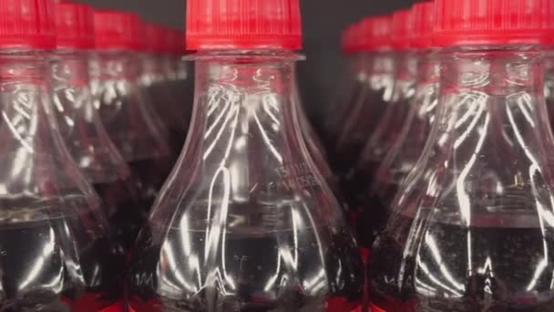 Reihen Von Limonadenflaschen Aus Kunststoff Schaufenster Oder Lager — Stockvideo