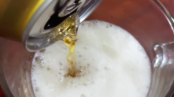 アルミ缶からガラスゴブレットにビールを注ぐ クローズアップ — ストック動画