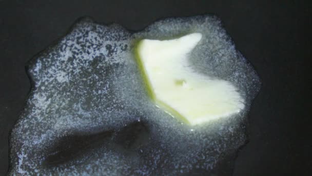 Kawałek Masła Topi Się Patelni — Wideo stockowe