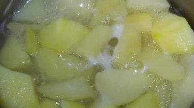 Patates parçaları kaynar suda kaynatılır..