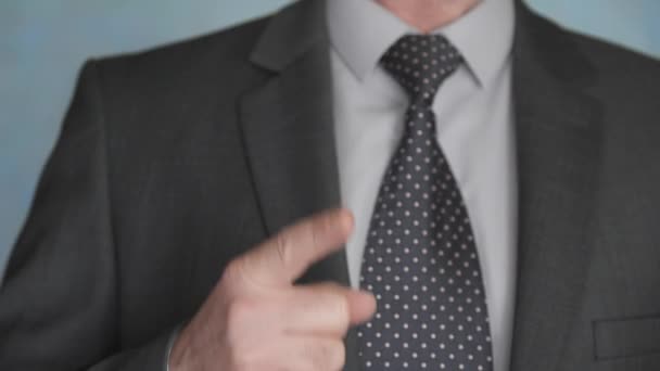 비즈니스 정장에 엄격한 보스와 넥타이 지침을 손으로 제스팅 — 비디오