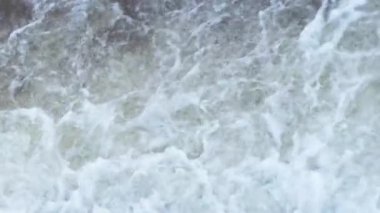 Suyun yüzeyinde güçlü akışından bol köpük var..