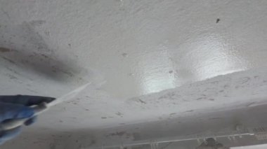 Tavandan eski boyayı macun bıçağıyla kazıyın..
