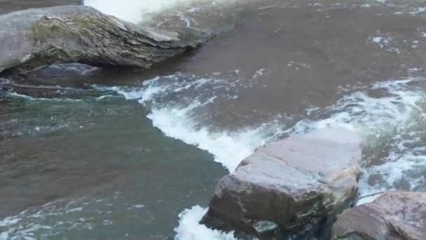 Limiar Rio Montanha Com Grandes Correntes Redemoinhos — Vídeo de Stock