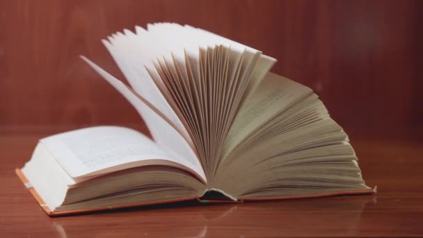 Nyílt Tankönyvi Oldalak Ringatóznak Könnyű Szellőben Asztalon Maradt Könyv — Stock videók