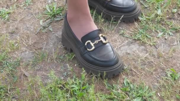 Mujer Limpia Polvo Sus Zapatos Negros Sucios — Vídeo de stock
