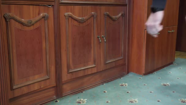 Переполненный Шкаф Одеждой Которая Выпадает Открытии Дверей — стоковое видео