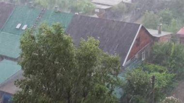 Şiddetli yağmur, damlalar evlerin çatılarına düşüyor...