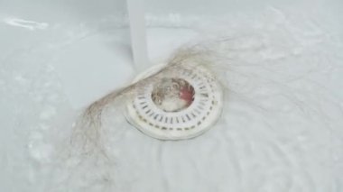 Kayıp insan kılları banyo borularını tıkıyor...