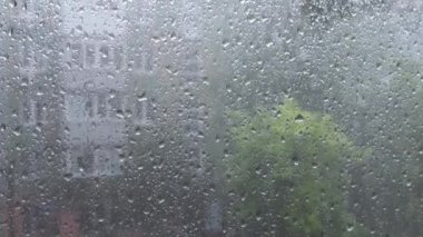 Yağmur sırasında cam damlaları camlardan süzülür..