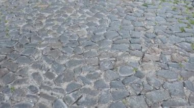 Granit taşlarla döşenmiş antik bir yol. Yavaş kamera hareketi..