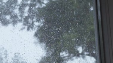 Sokakta yağmur, evin penceresinden manzara..