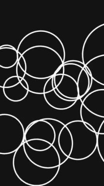 Siyah arkaplanda yuvarlak şekillerin soyut hareketi. Dikey video..