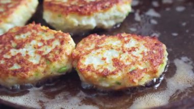 Et pirzolası yağlı tavada kızartılır...