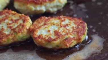 Et topları yağda kızartma tavasında kızartılır...