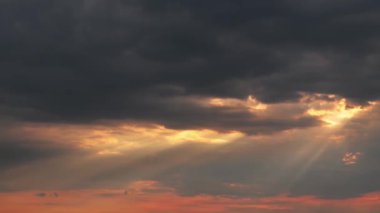 Batan güneş ışınları fırtına bulutlarını delip geçiyor...