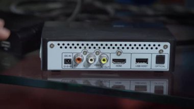 HDMI kablosu ayar kutusuna bağlanıyor..
