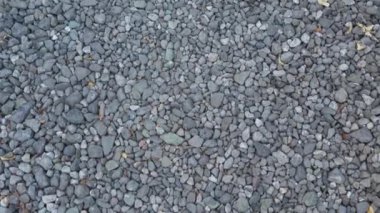 Yol dokusu küçük gri taşlardan yapılmış, hafif kamera hareketli...